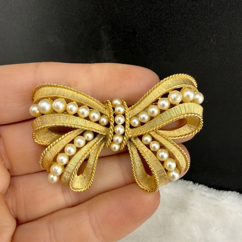 Vintage Trifari Bow Brooch Gold Tone Imitation Pearl Signed